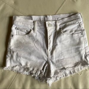 White Levi’s shorts